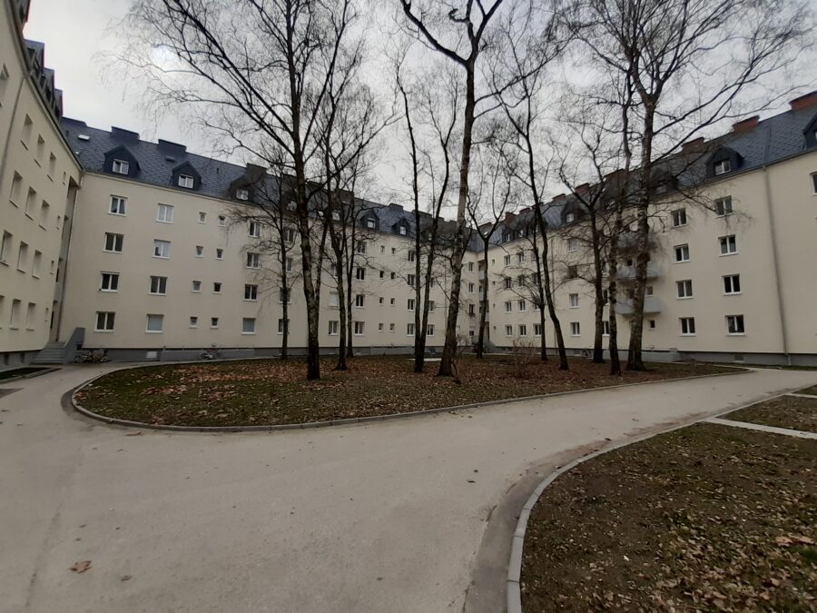 Gut mit öffentlichen Verkehrsmitteln erreichbare Singlewohnung im 3. Stock (oberstes Geschoß) ** Lift vorhanden** **Ideale Starterwohnung** - Liebigstraße Rennerhof Innenhof _2