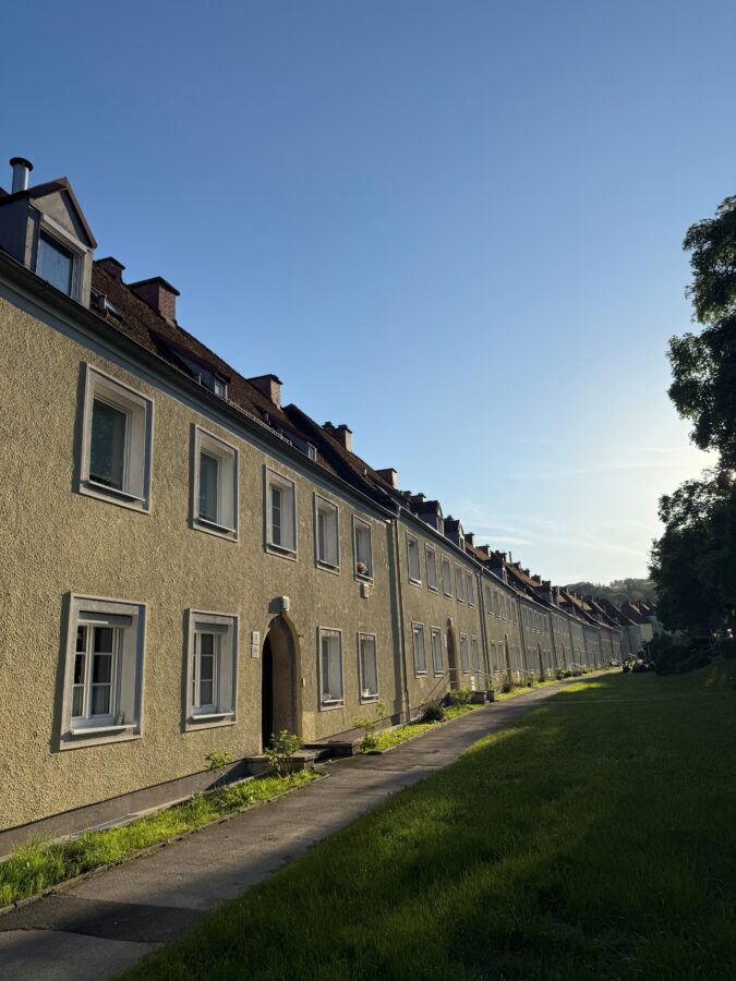 Ruhig gelegene schöne 2-Raum-Wohnung im 1. Stock **kein Lift** in neu sanierter Wohnanlage - Außenansicht