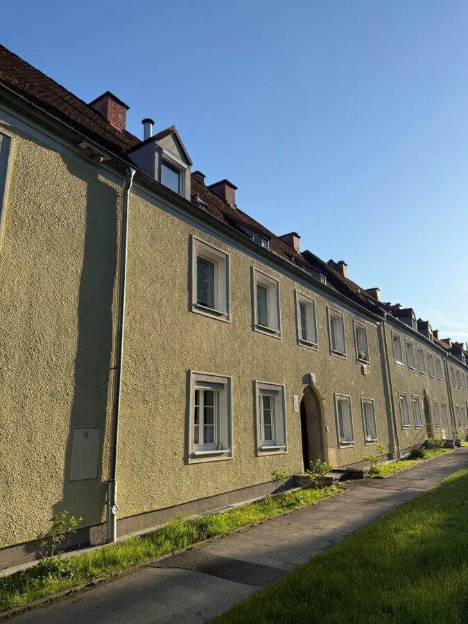 Ruhig gelegene schöne 2-Raum-Wohnung im 1. Stock **kein Lift** in neu sanierter Wohnanlage - Außenansicht 2