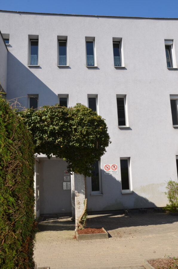 **2-Raum-Seniorenwohnung** mit eingerichteter Küche im 1. Stock und Balkon/Loggia, sowie fix zugeordnetem freistehenden PKW Abstellplatz --Anmietung nur für Menschen ab dem 70. Lebensjahr-- oder ab dem 60. Lebensjahr mit gesundheitlichen Gründen-- - DSC_4135