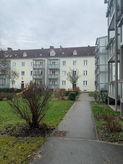 Im Erdgeschoß gelegene große 3-Raum-Wohnung in ruhiger Lage - leonfeldner-82.