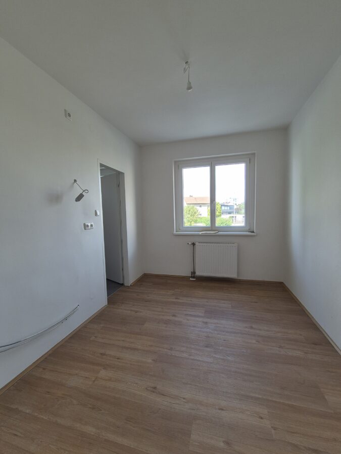 Perfekt aufgeteilte 3-Raum-Wohnung mit Loggia im 1. Stock **Lift vorhanden** - 20250730_Küche