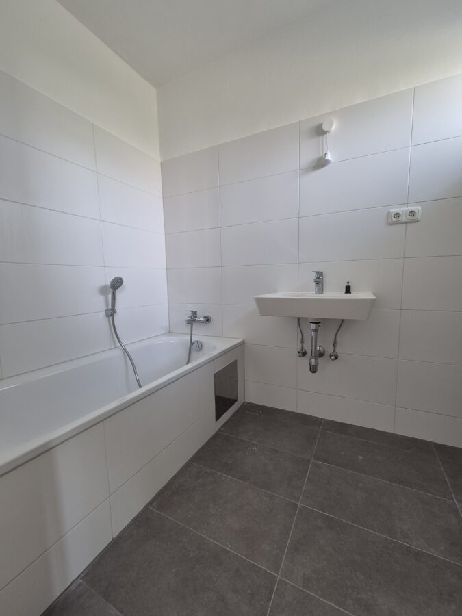 Perfekt aufgeteilte 3-Raum-Wohnung mit Loggia im 1. Stock **Lift vorhanden** - 20250730_Bad