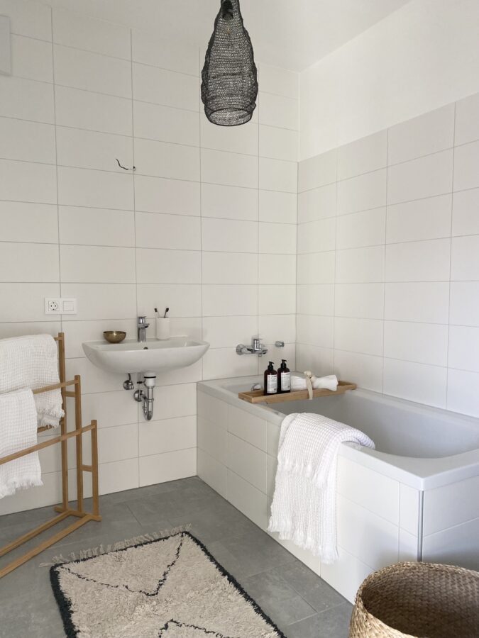 Klassische 2-Raum-Neubauwohnung mit Loggia im 1. Stock mit Lift - barrierefrei erreichbar - Bad1