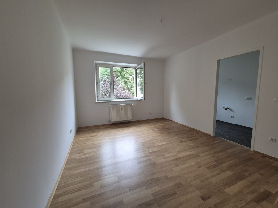 Perfekt aufgeteilte 3-Raum-Wohnung im 1 Stock **Lift vorhanden** - 20250923_Wohnzimmer und Küche