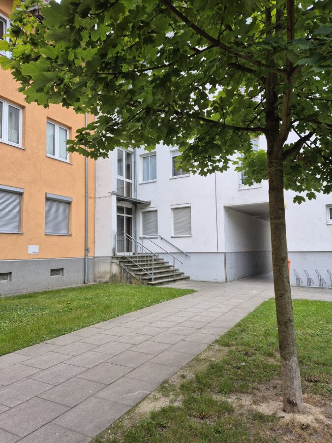 Entzückende 2-Raum-Wohnung im 2. Stock mit großer Loggia und Tiefgaragenabstellplatz - 20250923_100350