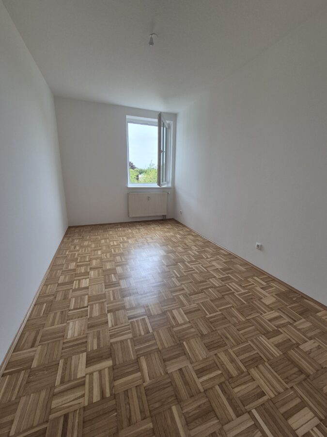 Entzückende 2-Raum-Wohnung im 2. Stock mit großer Loggia und Tiefgaragenabstellplatz - 20250923_Schlafzimmer