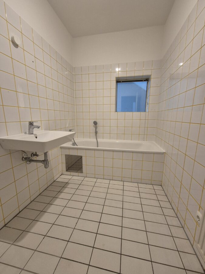 Entzückende 2-Raum-Wohnung im 2. Stock mit großer Loggia und Tiefgaragenabstellplatz - 20250923_Bad