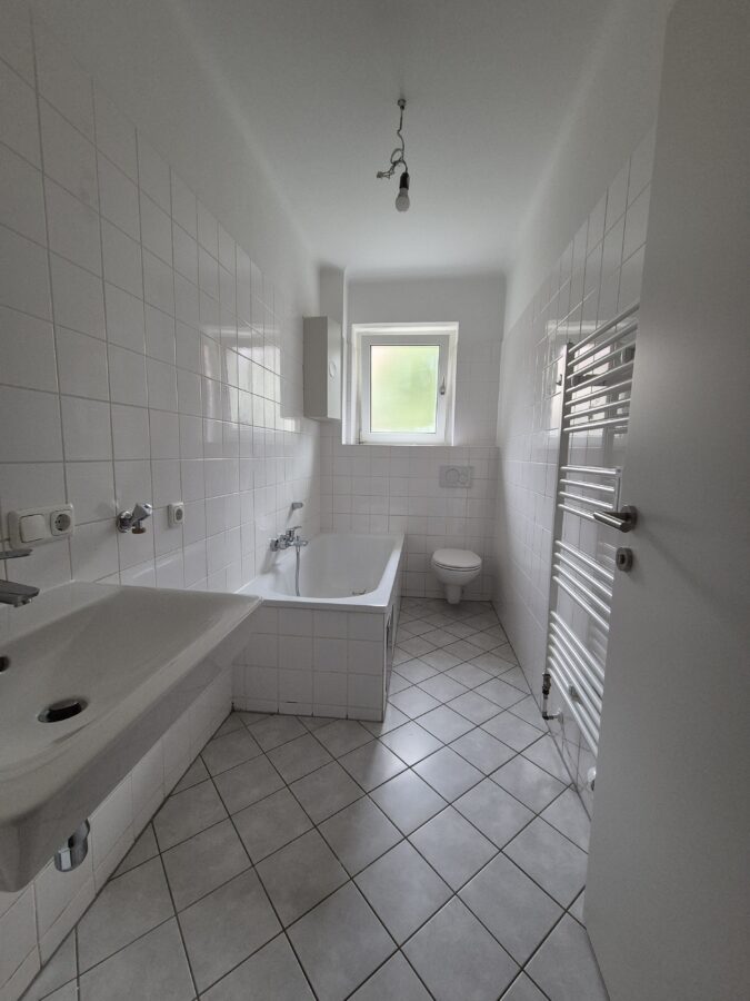 Perfekt aufgeteilte 3-Raum-Wohnung im 1 Stock **Lift vorhanden** - 20250923_Bad/WC