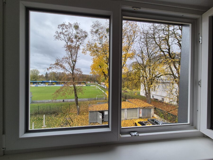 Ideal aufgeteilte 3 Zimmer Wohnung im 2ten Stock ohne Lift *nicht barrierefrei* - 20241120 Aussicht auf Fußballplatz