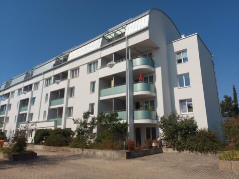 **Ruhig gelegene 2-Raum-Seniorenwohnung – die Wohnung ist nicht barrierefrei**- 4. Stock und Loggia **Anmietung nur für Menschen ab dem 70. Lebensjahr– oder ab dem 60. Lebensjahr mit gesundheitlichen Gründen**, 4030 Linz, Wohnung