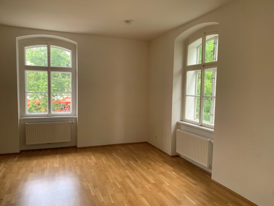 Idyllische 2-Raum-Wohnung mit Blick auf den Südbahnhofmarkt im 1ten Stock ohne Lift - Wohn-Schlafzimmer