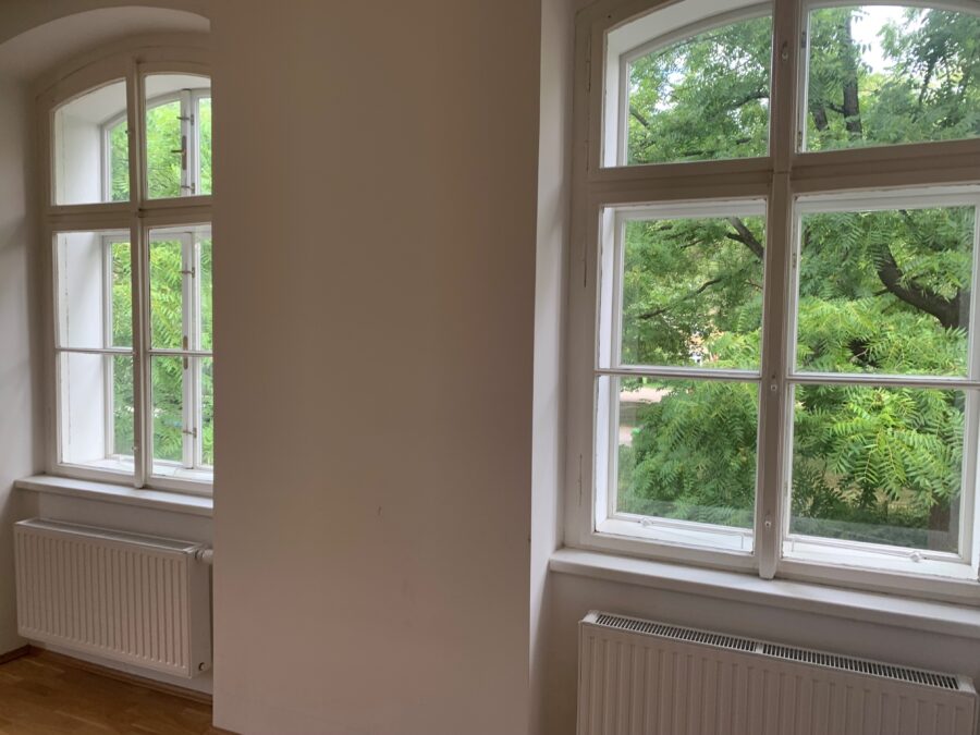 Idyllische 2-Raum-Wohnung mit Blick auf den Südbahnhofmarkt im 1ten Stock ohne Lift - Wohn-Schlafzimmer_2