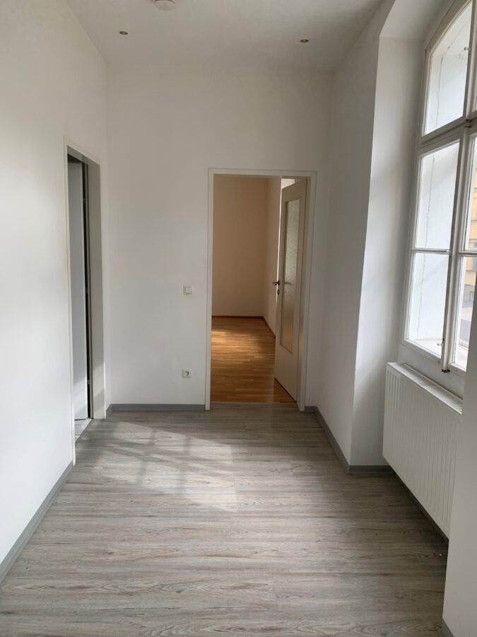 Idyllische 2-Raum-Wohnung mit Blick auf den Südbahnhofmarkt im 1ten Stock ohne Lift - Vorraum