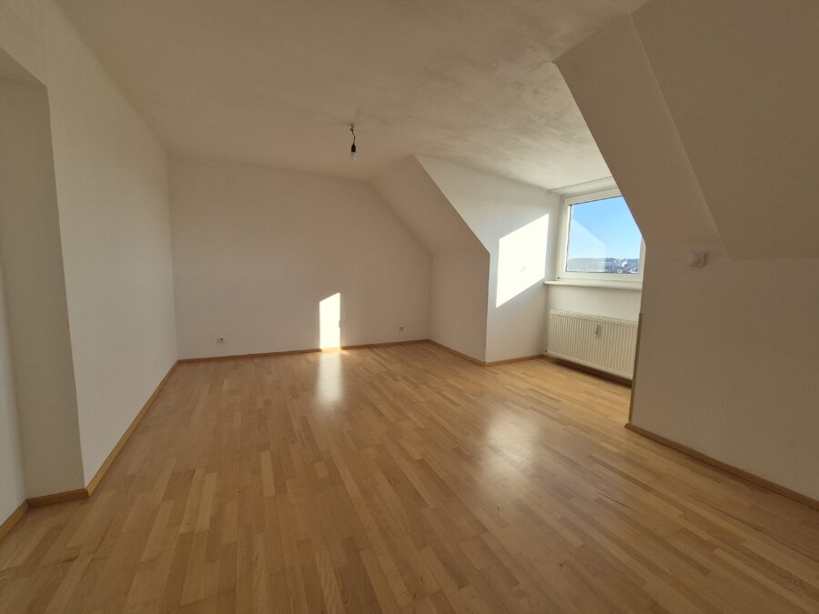 3-Raum-Wohnung im obersten Stock mit Lift in ruhiger Siedlungslage - 20260119_Wohnzimmer