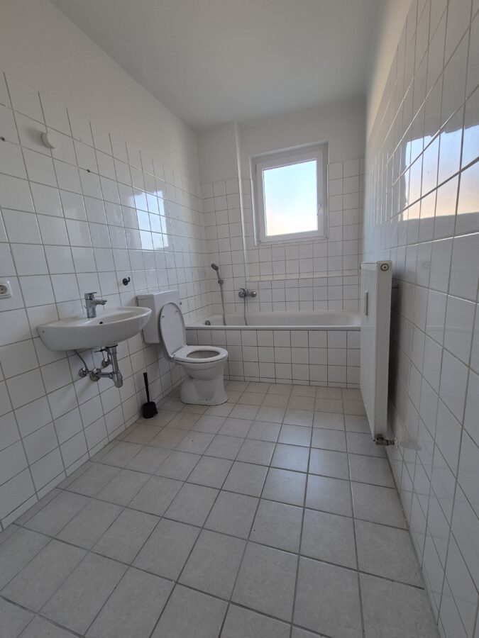 Ruhig gelegene 2-Raum-Wohnung (Wohnküche und Schlafzimmer) im 3. Stock mit Lift - 20260119_Bad