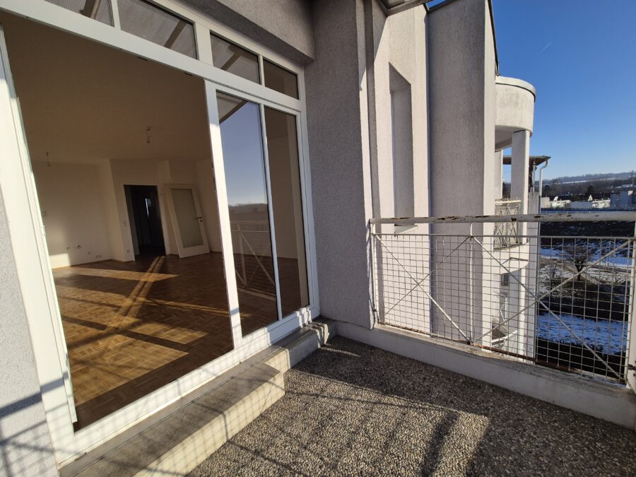 Schöne 3-Raum-Wohnung im obersten Geschoß in ruhiger Lage mit Balkon **kein Lift** **fix zugeordneter PKW Abstellplatz** - 20260119_Balkon