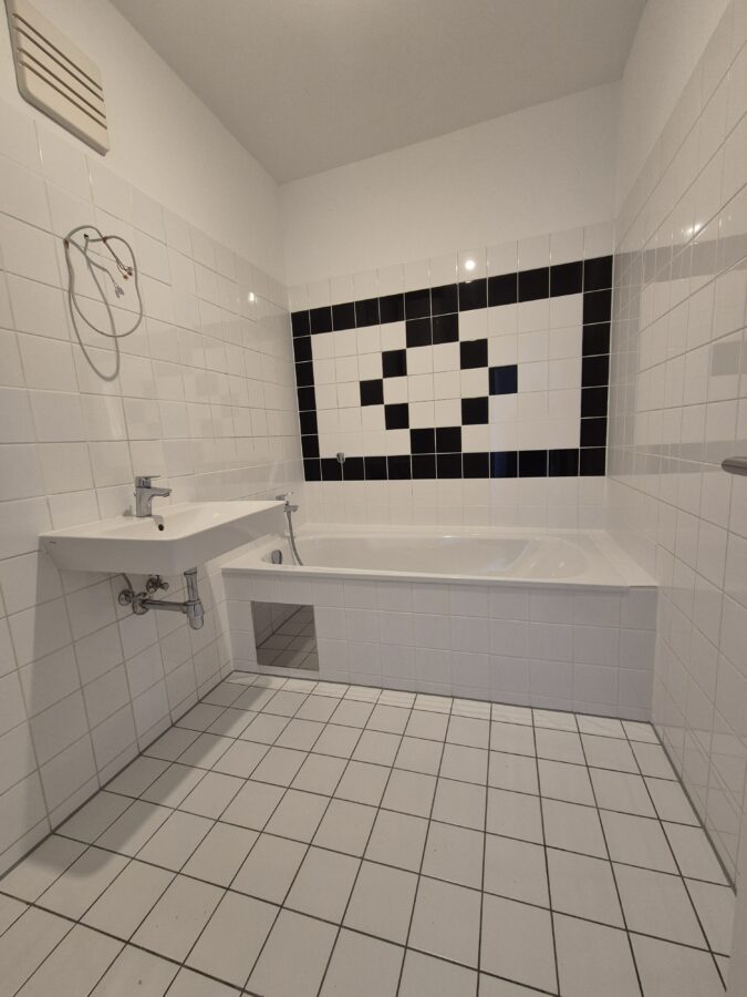 Schöne 3-Raum-Wohnung im obersten Geschoß in ruhiger Lage mit Balkon **kein Lift** **fix zugeordneter PKW Abstellplatz** - 20260119_Bad