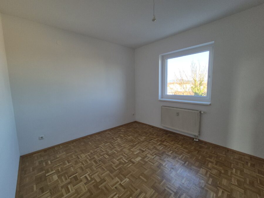 Schöne 3-Raum-Wohnung im obersten Geschoß in ruhiger Lage mit Balkon **kein Lift** **fix zugeordneter PKW Abstellplatz** - 20260119_Schlafzimmer