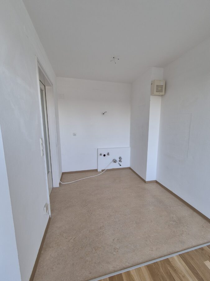 Ideal aufgeteilte 3-Zimmer-Wohnung mit großzügigem Balkon im 2ten Stock mit Ausblick ins Grüne, Bad mit Badfenster und WC getrennt **kein Lift** - 20260119_Küche