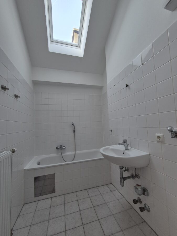 Ideal aufgeteilte 3-Zimmer-Wohnung mit großzügigem Balkon im 2ten Stock mit Ausblick ins Grüne, Bad mit Badfenster und WC getrennt **kein Lift** - 20260119_Bad