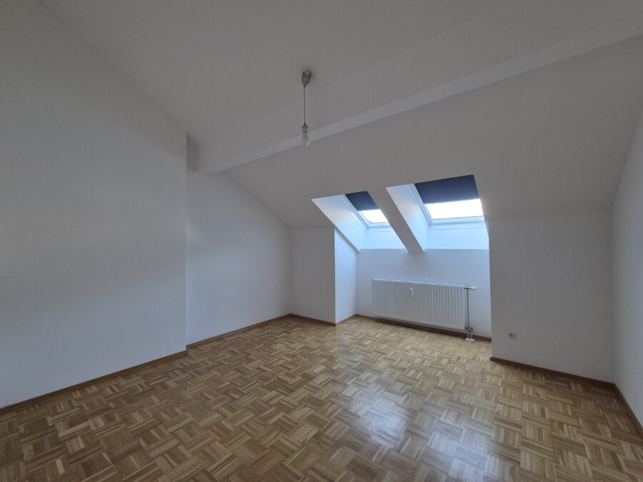 Ideal aufgeteilte 3-Zimmer-Wohnung mit großzügigem Balkon im 2ten Stock mit Ausblick ins Grüne, Bad mit Badfenster und WC getrennt **kein Lift** - 20260119_Schlafzimmer