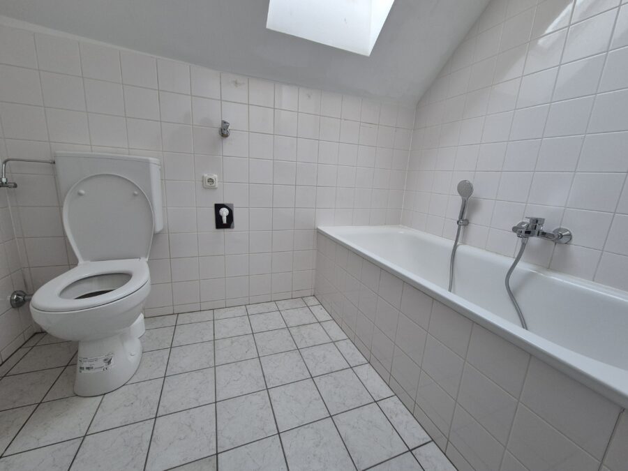 3-Raum-Wohnung im obersten Stock mit Lift in ruhiger Siedlungslage - 20260119_Bad