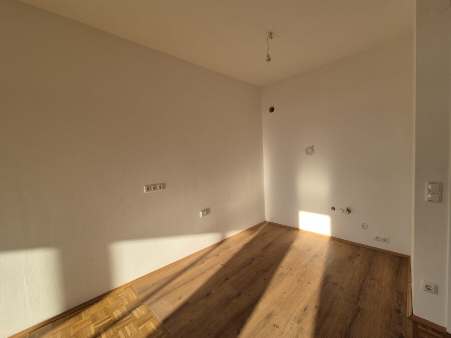 Schöne 3-Raum-Wohnung im obersten Geschoß in ruhiger Lage mit Balkon **kein Lift** **fix zugeordneter PKW Abstellplatz** - 20260119_Küche