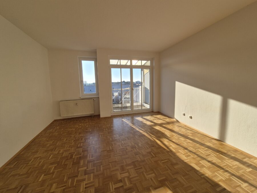Schöne 3-Raum-Wohnung im obersten Geschoß in ruhiger Lage mit Balkon **kein Lift** **fix zugeordneter PKW Abstellplatz** - 20260119_Wohnzimmer