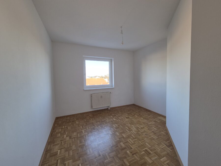 Schöne 3-Raum-Wohnung im obersten Geschoß in ruhiger Lage mit Balkon **kein Lift** **fix zugeordneter PKW Abstellplatz** - 20260119_Kinderzimmer