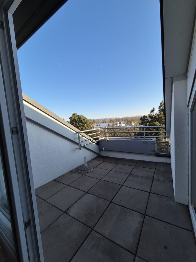 Ideal aufgeteilte 3-Zimmer-Wohnung mit großzügigem Balkon im 2ten Stock mit Ausblick ins Grüne, Bad mit Badfenster und WC getrennt **kein Lift** - 20260119_Loggia