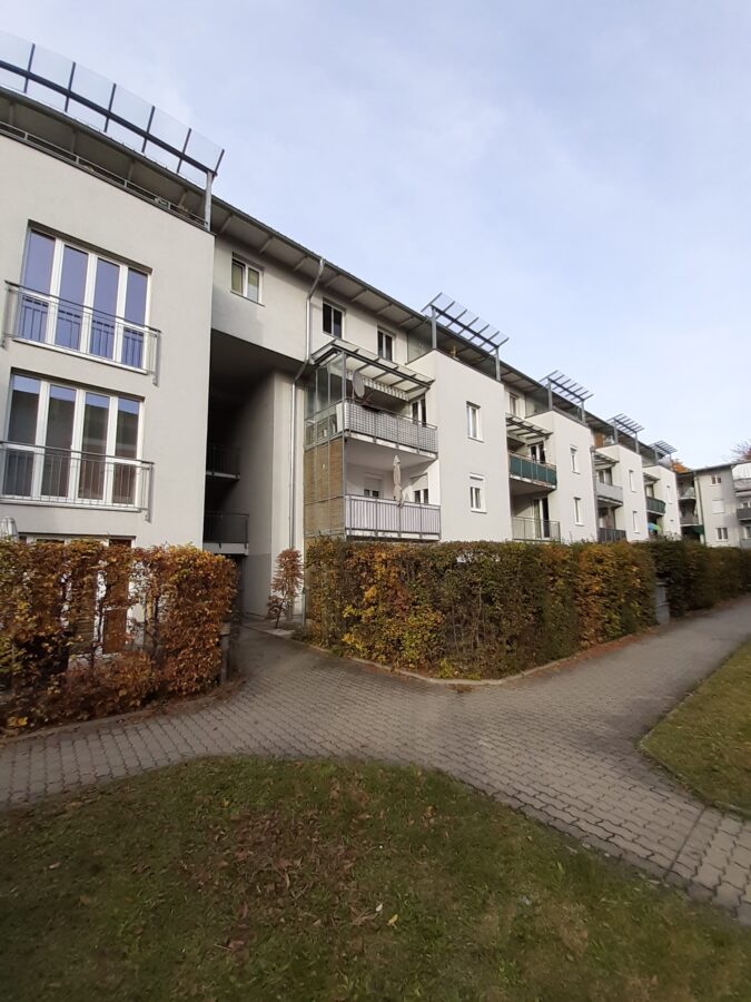 Schöne Singlewohnung mit extra Küche, großes Wohn-Schlafzimmer sowie fix zugeordneter PKW-Abstellplatz - Inennhof