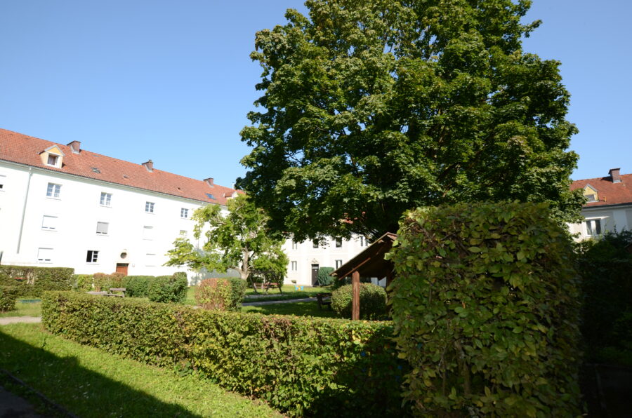 Großzügige helle 2 Raum-Wohnung im Erdgeschoß in ruhiger Lage **bei den Bildern handelt es sich um Einrichtungsbeispiele** - Innenhof