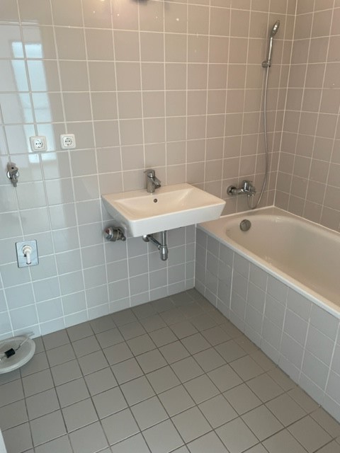 Charmante 3 Raum Wohnung im 2 Stock ohne Lift mit Balkon. Ein Tiefgaragenplatz ist der Wohnung zugeteilt. - Bad