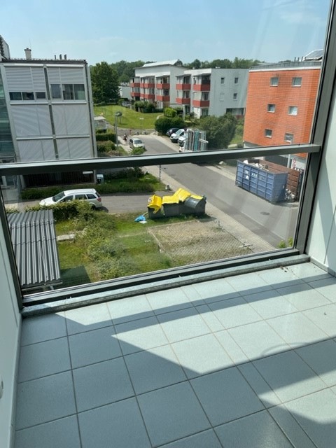 Charmante 3 Raum Wohnung im 2 Stock ohne Lift mit Balkon. Ein Tiefgaragenplatz ist der Wohnung zugeteilt. - Loggia