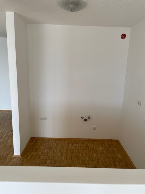 Charmante 3 Raum Wohnung im 2 Stock ohne Lift mit Balkon. Ein Tiefgaragenplatz ist der Wohnung zugeteilt. - Küche