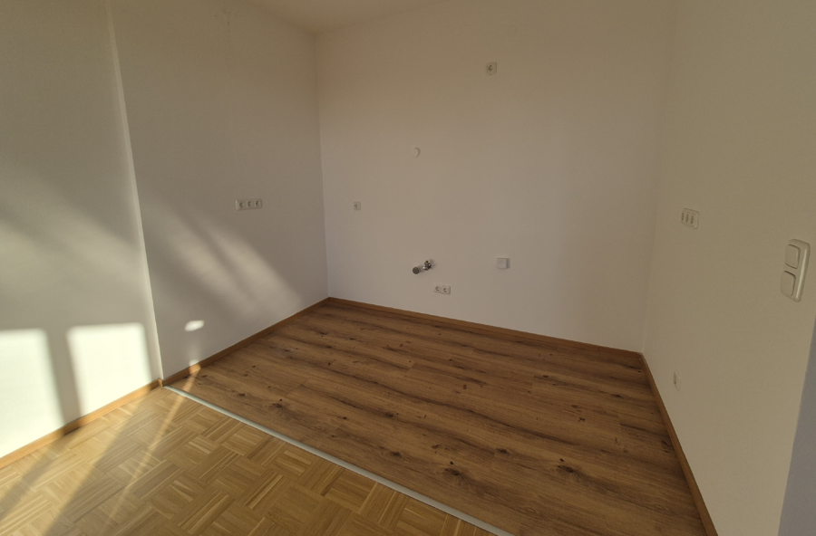 Singlewohnung in ruhiger Wohnanlage **Wohnküche und Schlafzimmer - große Loggia** im 2. Stock ** fix zugeordneter PKW Abstellplatz - Küche