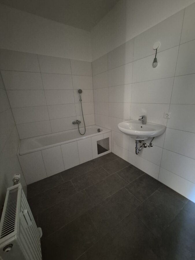 Singlewohnung in ruhiger Wohnanlage **Wohnküche und Schlafzimmer - große Loggia** im 2. Stock ** fix zugeordneter PKW Abstellplatz - 20260119_Bad