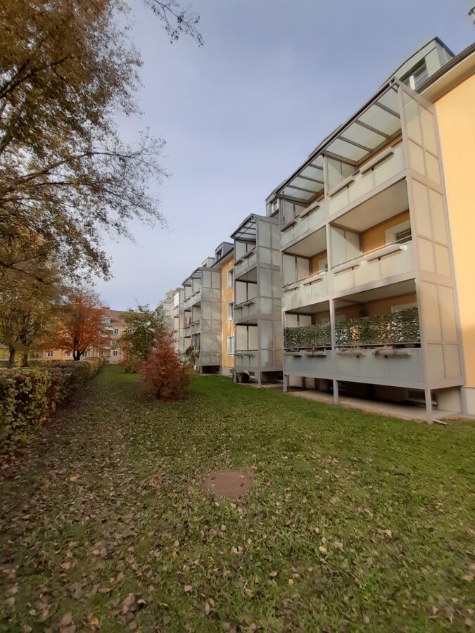 Ideale Starterwohnung mit Loggia mit Blick ins Grüne im 1. Stock **kein Lift** - Ebenhochstraße 2-8 Innenhof