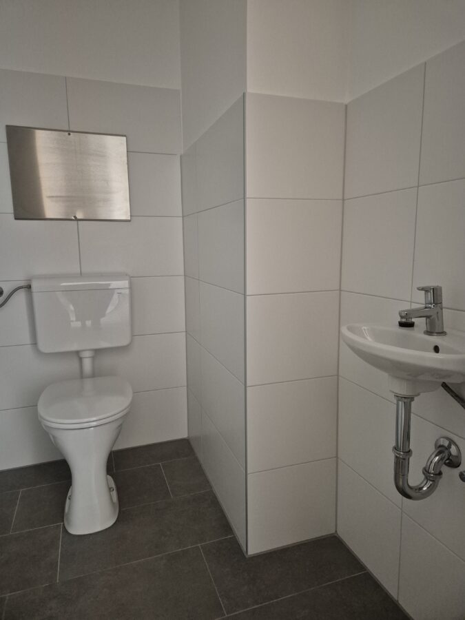 Singlewohnung in ruhiger Wohnanlage **Wohnküche und Schlafzimmer - große Loggia** im 2. Stock ** fix zugeordneter PKW Abstellplatz - 20260119_Toilette mit Handwaschbecken