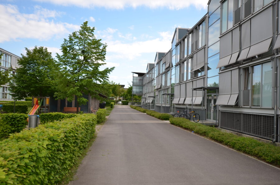 Großzügig aufgeteilte 3-Raum-Wohnung mit Loggia im 2. Stock und fix zugeordnetem PKW Abstellplatz **kein Lift** - Wohnanlage