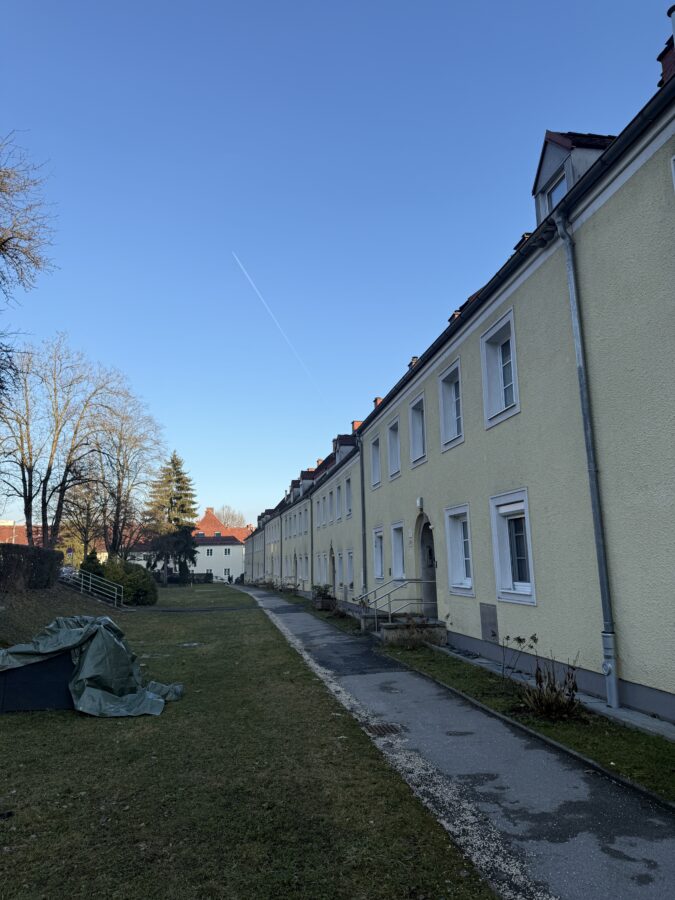 Im Erdgeschoß gelegene 2-Raum-Wohnung in wunderschöner Grünanlage - Außenansicht