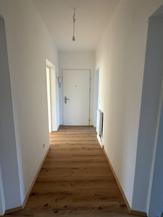 Im Erdgeschoß gelegene 2-Raum-Wohnung in wunderschöner Grünanlage - Flur