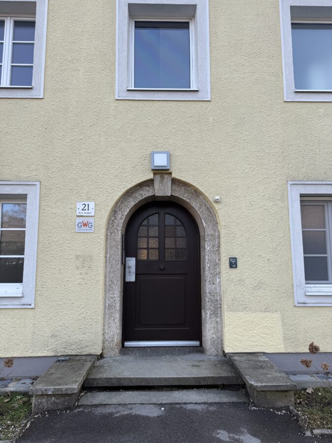 Im Erdgeschoß gelegene 2-Raum-Wohnung in wunderschöner Grünanlage - Hauseingang