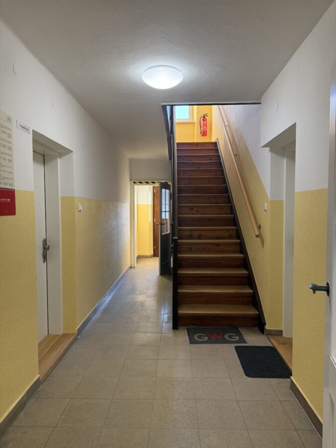 Im Erdgeschoß gelegene 2-Raum-Wohnung in wunderschöner Grünanlage - Stiegenhaus
