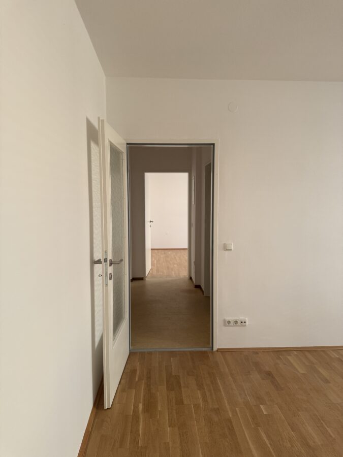 Gut mit öffentlichen Verkehrsmitteln erreichbare 2-Raum-Wohnung im 1. Stock **Lift vorhanden** - Flur