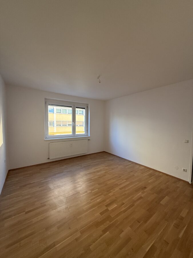 Gut mit öffentlichen Verkehrsmitteln erreichbare 2-Raum-Wohnung im 1. Stock **Lift vorhanden** - Schlafzimmer