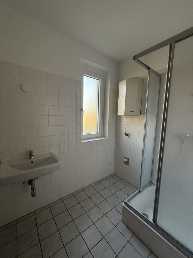 Wohnung mit 2 Kinderzimmer in ruhiger Lage im 2. Stock **Lift** - Badezimmer