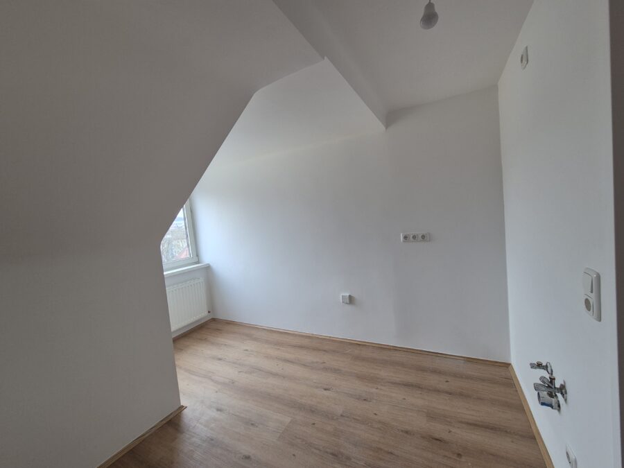 Charmante Altbau-Mansarden-Wohnung mitten in Ebelsberg geeignet für Singles oder Paare im 3. Stock **kein Lift** **1 Monat mietzinsfrei** - 20260309_Küche