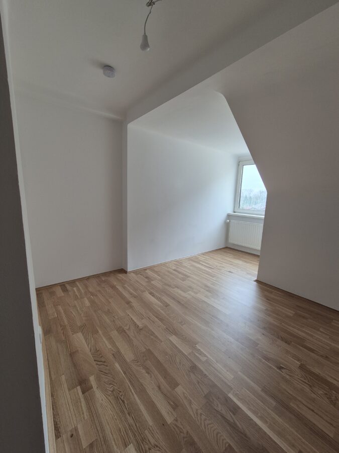 Charmante Altbau-Mansarden-Wohnung mitten in Ebelsberg geeignet für Singles oder Paare im 3. Stock **kein Lift** **1 Monat mietzinsfrei** - 20260309_Kinderzimmer